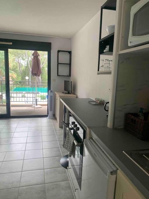 Les Appartements De La Marina Санари-сюр-Мер Екстериор снимка