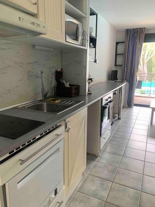 Les Appartements De La Marina Санари-сюр-Мер Екстериор снимка